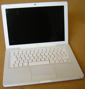 Apple : Macbook (polycarbonate) modèle 2.1 